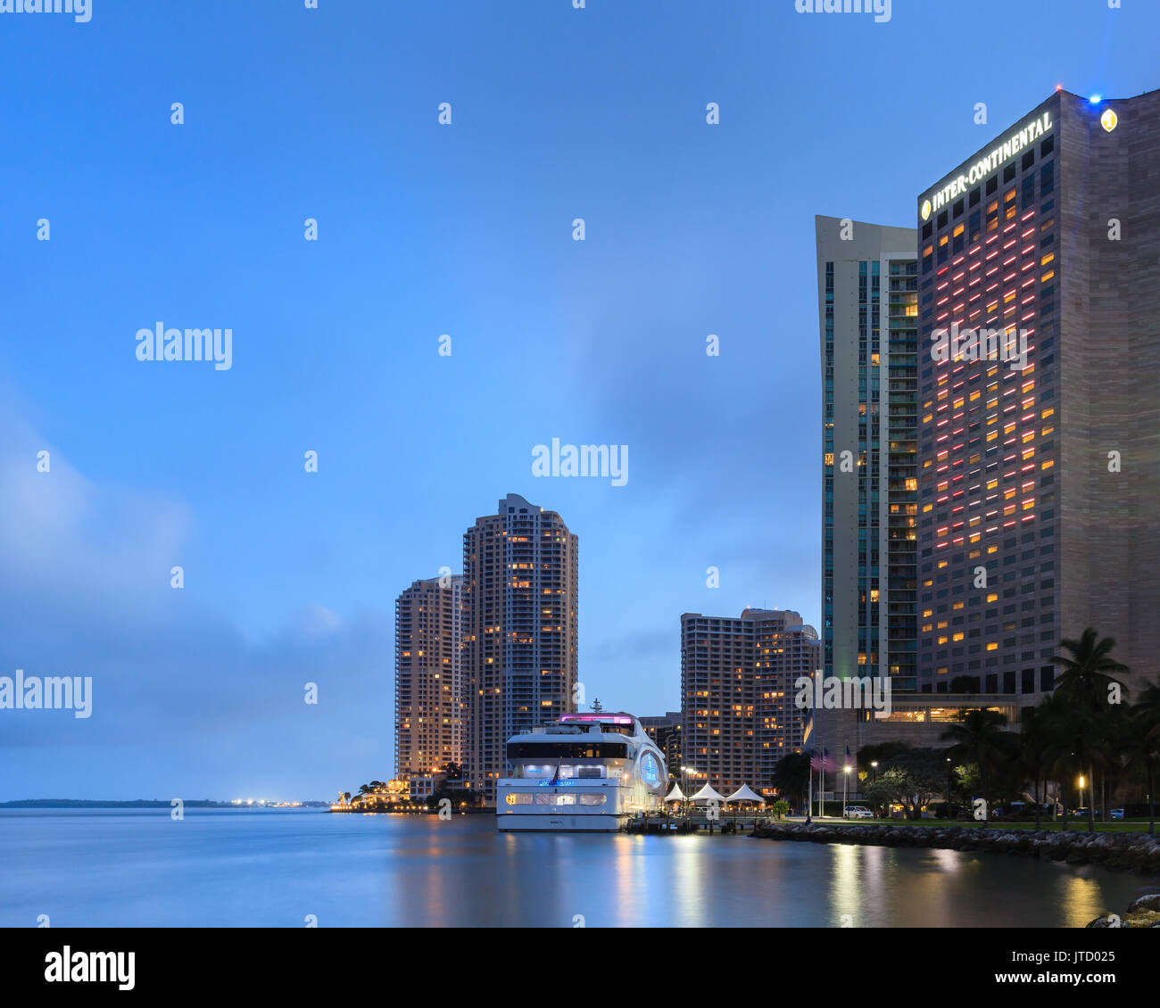 Une vue de l'Bayfront Park au centre-ville de Miami waterfront à Miami, en Floride. Banque D'Images