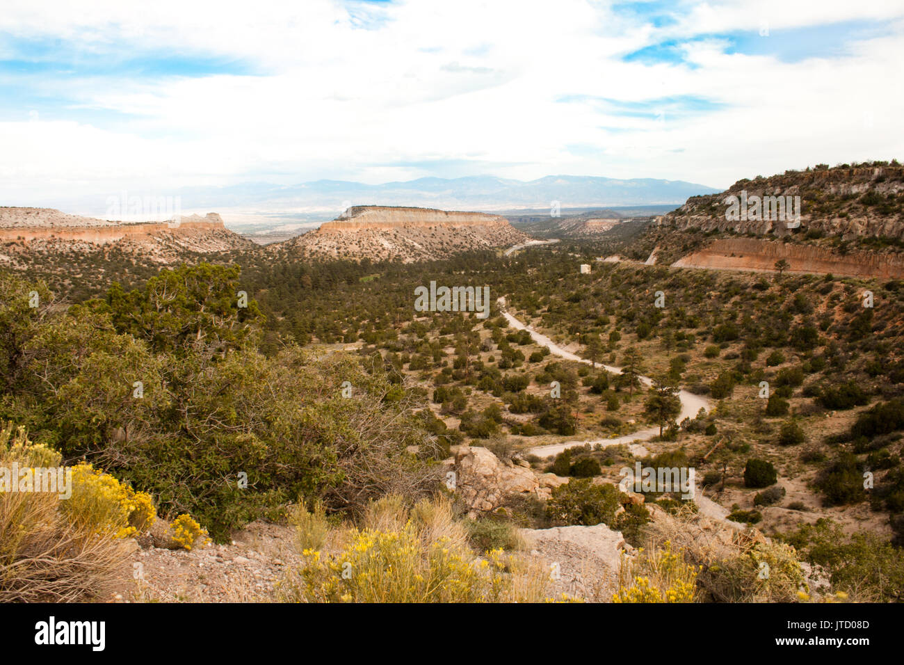 Les nuages forment des configurations contre un brillant ciel bleu près de Los Alamos, au Nouveau Mexique. Banque D'Images