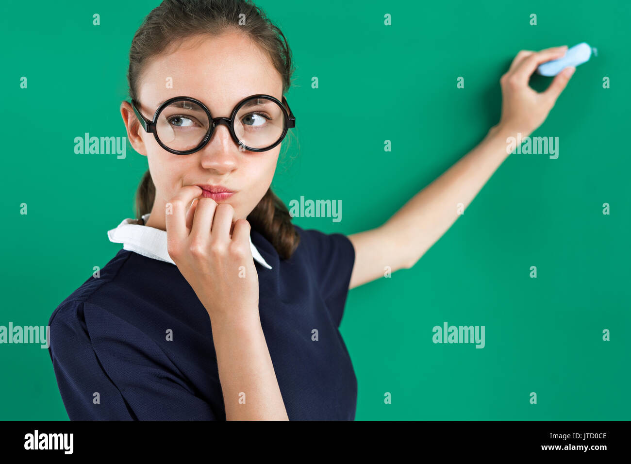 Étudiant sérieux. Photo de jeune fille indécise et penser à la vers. Concept créatif avec thème Retour à l'école Banque D'Images