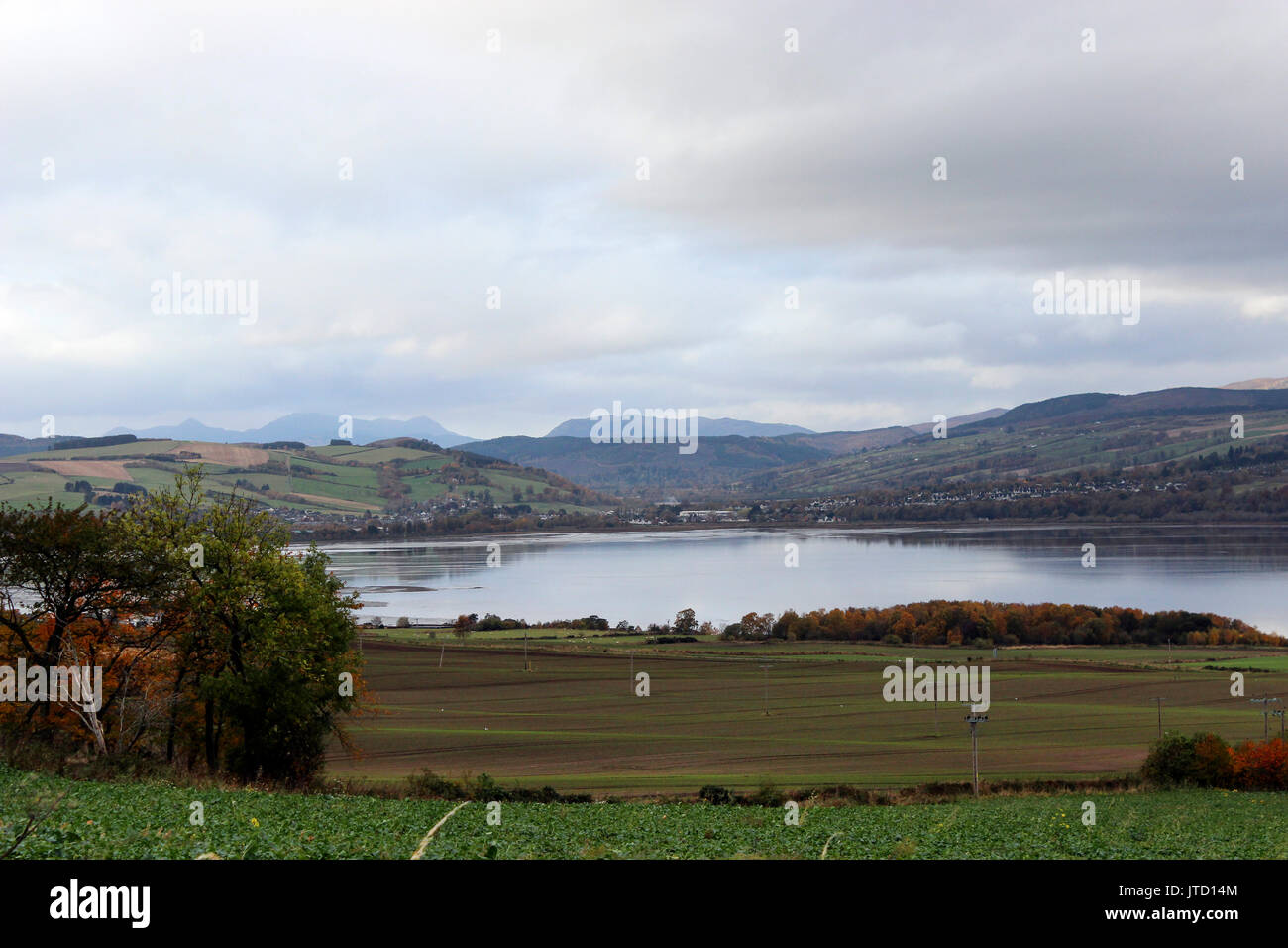 Ecosse, Highlands, paysages écossais, champs d'élevage, automne, Arbres, buissons, Shrubbery, eau salée, verdure, Nuageux, météo couvert, ville rurale Banque D'Images