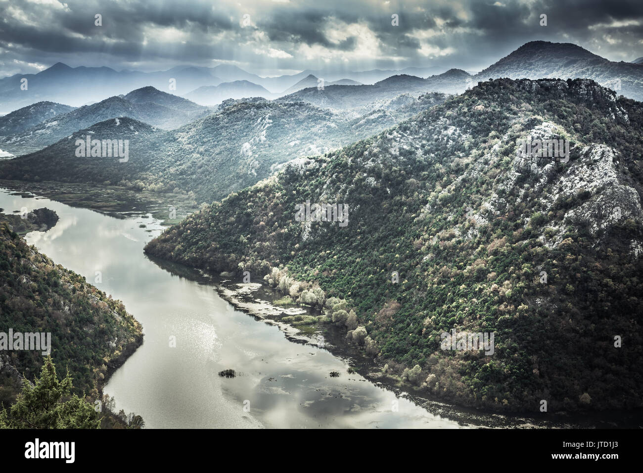 Paysage de montagnes autour de Rijeka Crnojevica courbe de rivière en vue de haut avec temps couvert ciel dramatique en Europe pays Monténégro Banque D'Images
