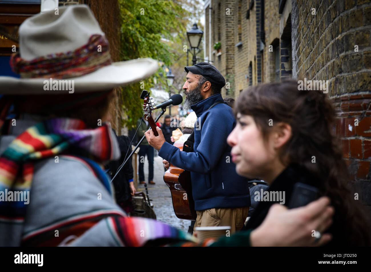 Musicien de rue à Columbia Road Flower Market. Londres, 2015. Banque D'Images