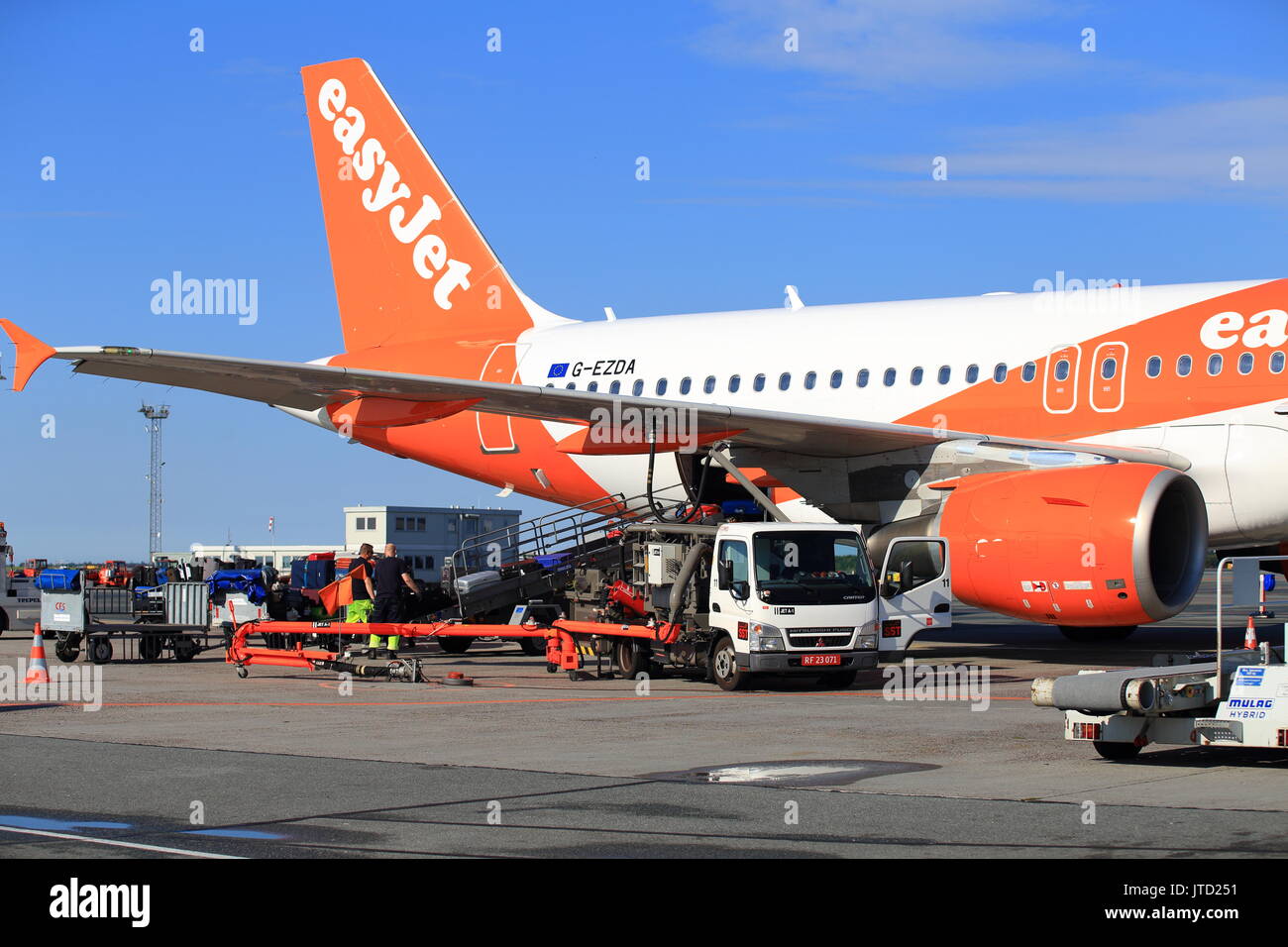 L'aéroport de Copenhague, Danemark - 15 juillet 2017 : les travailleurs de l'aéroport passagers chargement bagages à avion. Banque D'Images