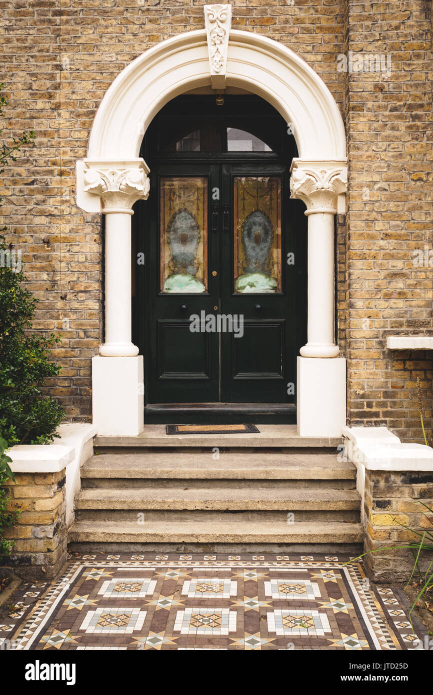 La porte verte avec des vitraux décors de terrasse d'une maison victorienne, dans le quartier de Brockley. Londres (Royaume-Uni). Banque D'Images
