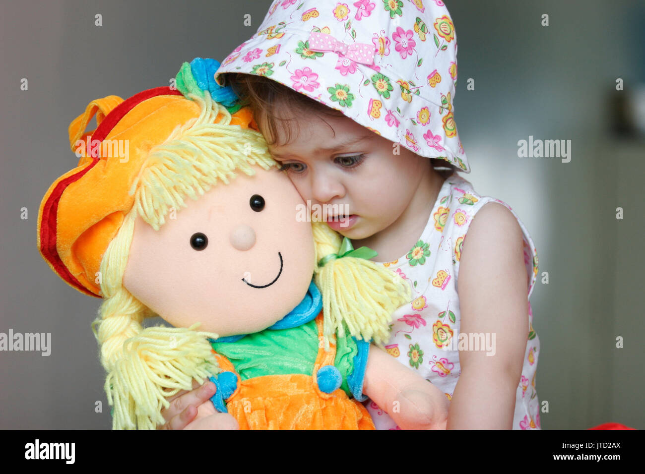 Bebe 1 Ans Fille A La Poupee Isole Fond Gris Photo Stock Alamy