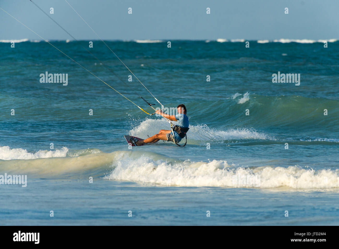 Kite surfer surf à proximité de la côte à bord en fin d'après-midi, lumière, Diani, Kenya Banque D'Images