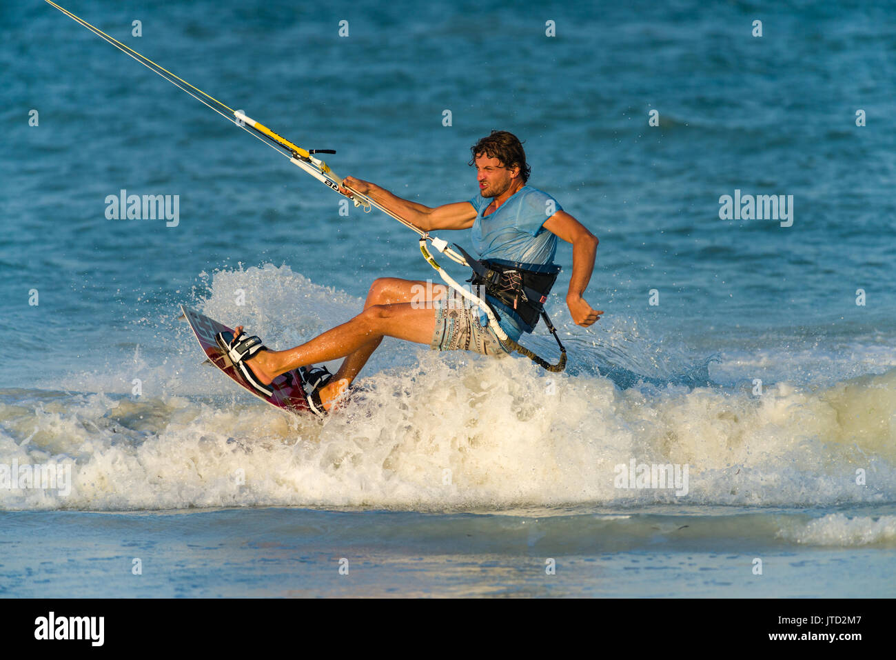 Kite surfer surf à proximité de la côte à bord en fin d'après-midi, lumière, Diani, Kenya Banque D'Images