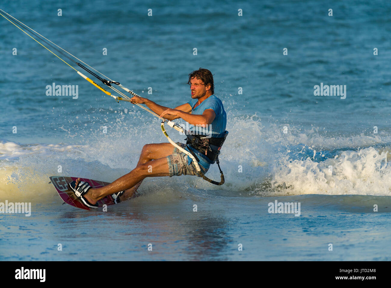 Kite surfer surf à proximité de la côte à bord en fin d'après-midi, lumière, Diani, Kenya Banque D'Images