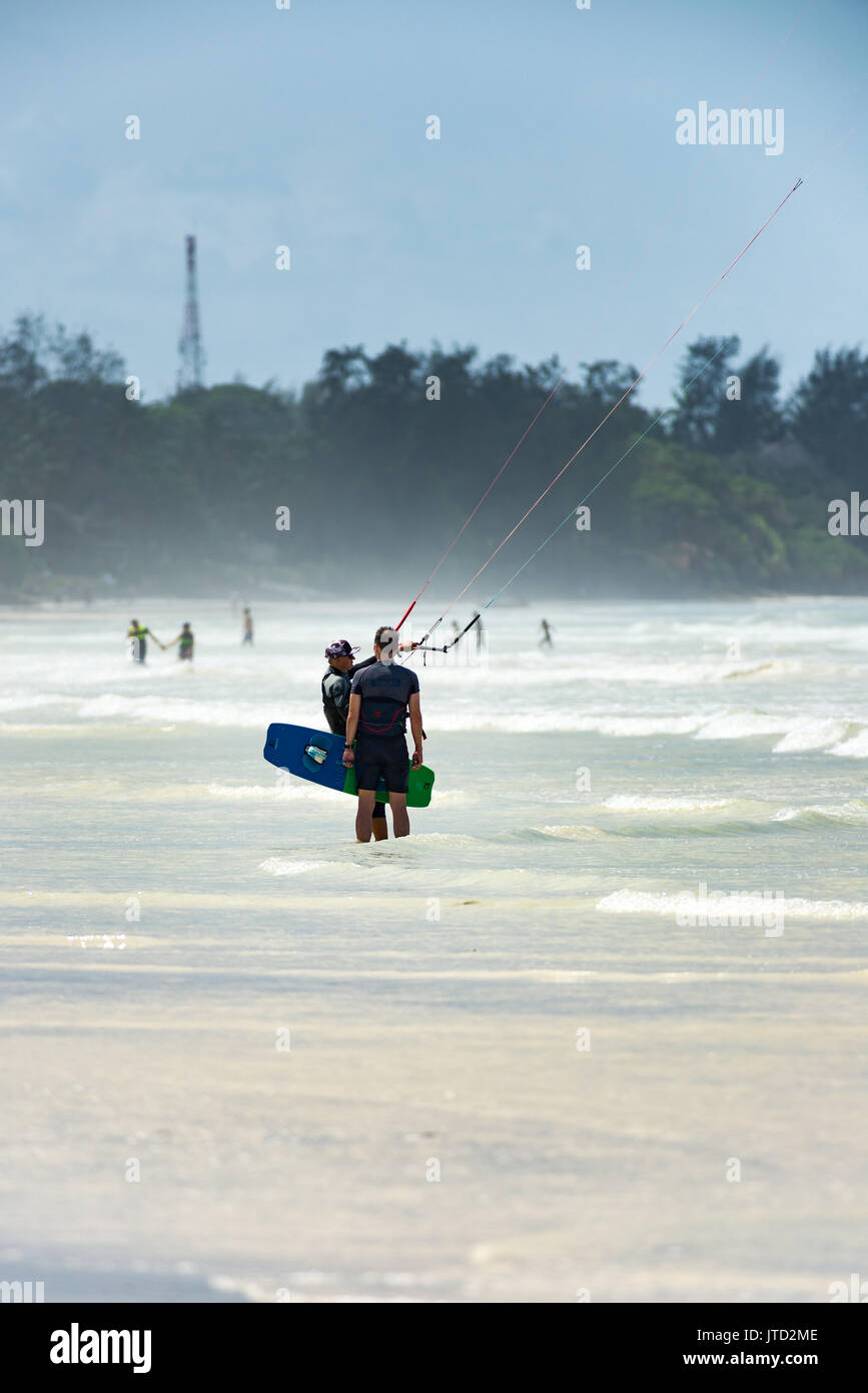 Kite surfer permanent d'apprentissage en eau peu profonde, Diani, Kenya Banque D'Images