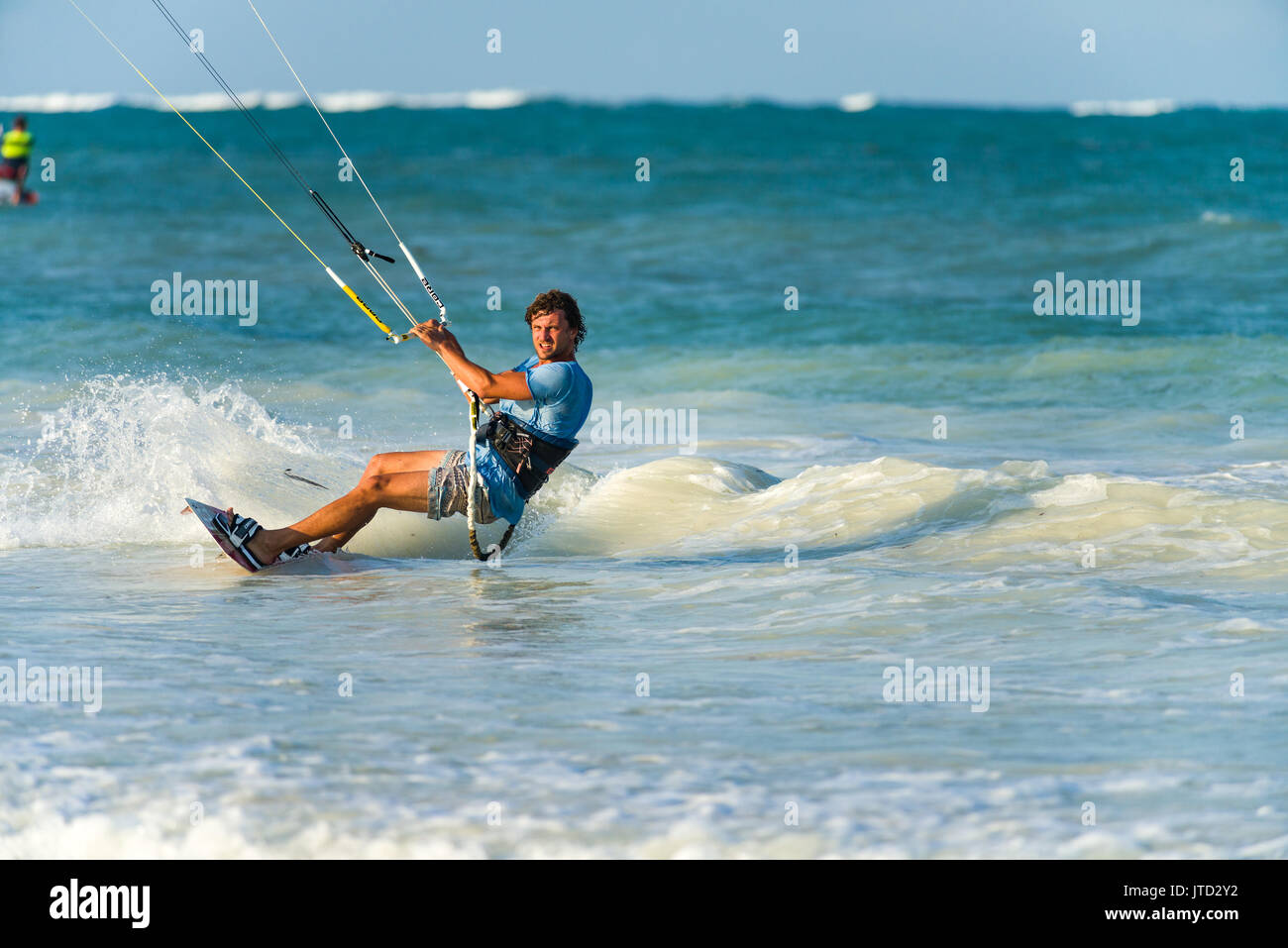 Kite surfer surf à proximité de la côte à bord en fin d'après-midi, lumière, Diani, Kenya Banque D'Images