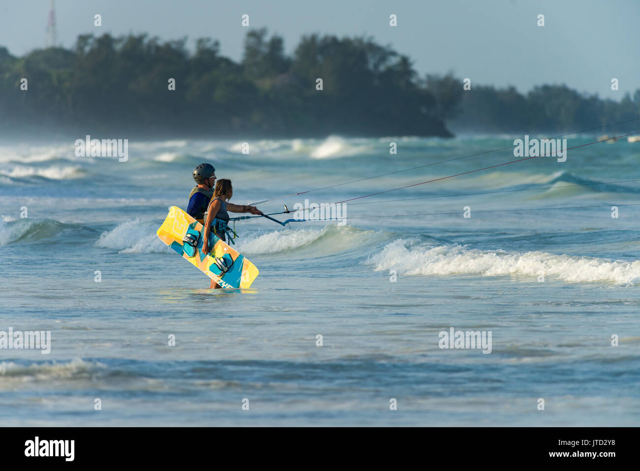 Kite surfer avec l'enseignant dans à peu profondes pour apprendre à surfer kite surf, Diani, Kenya Banque D'Images