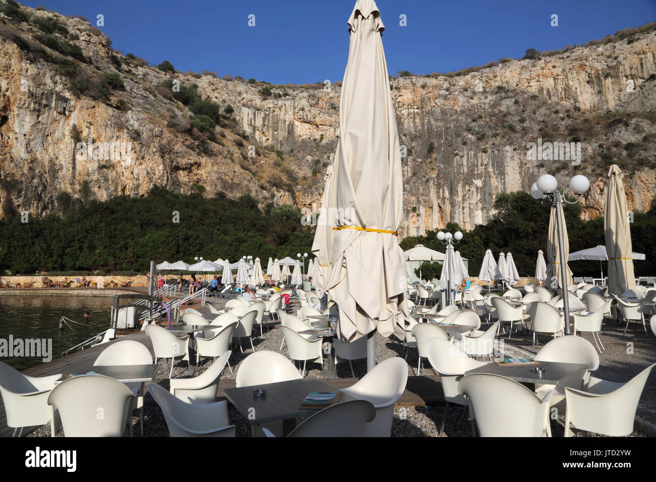 Vouliagmeni Athènes Grèce touristes bains de soleil Blake Vouliagmeni un Spa naturel - était une fois une caverne, mais le toit de la grotte est tombé en raison de l'érosion de la Banque D'Images