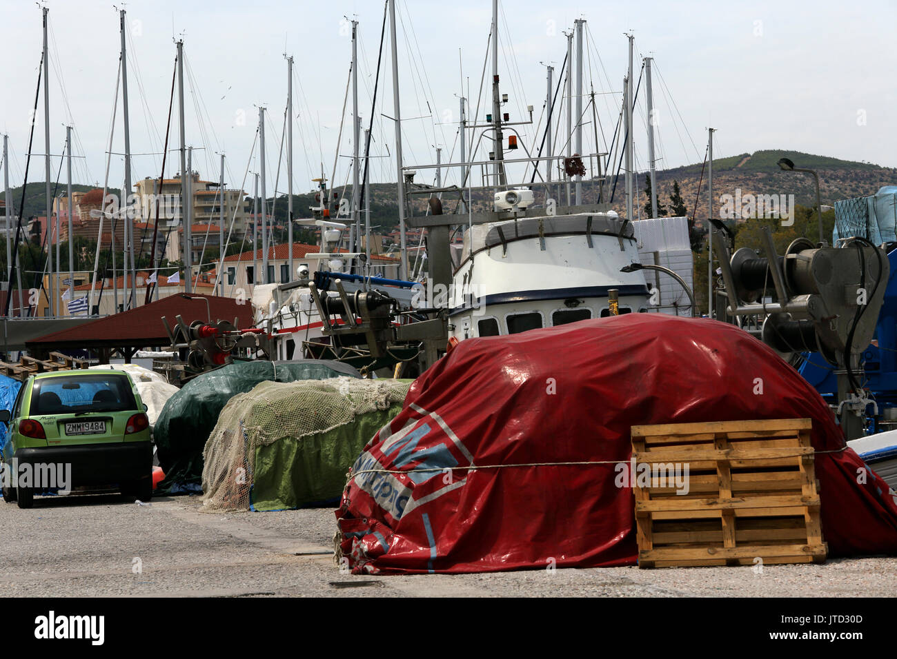 Port de Lavrio Grèce attique de bateaux de pêche et des filets Banque D'Images