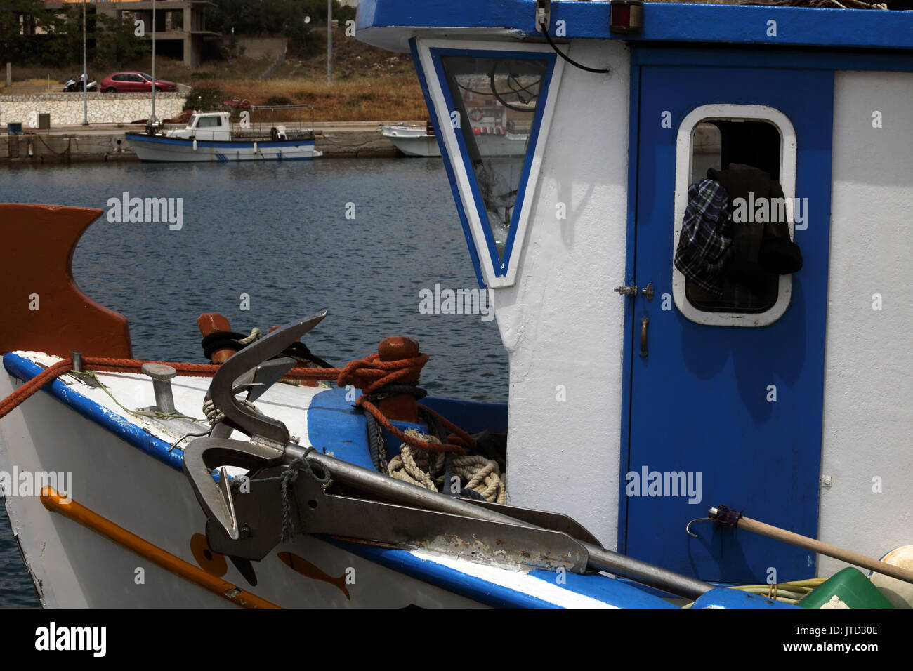 Port de Lavrio Grèce attique sur ancre de bateau de pêche bow Banque D'Images