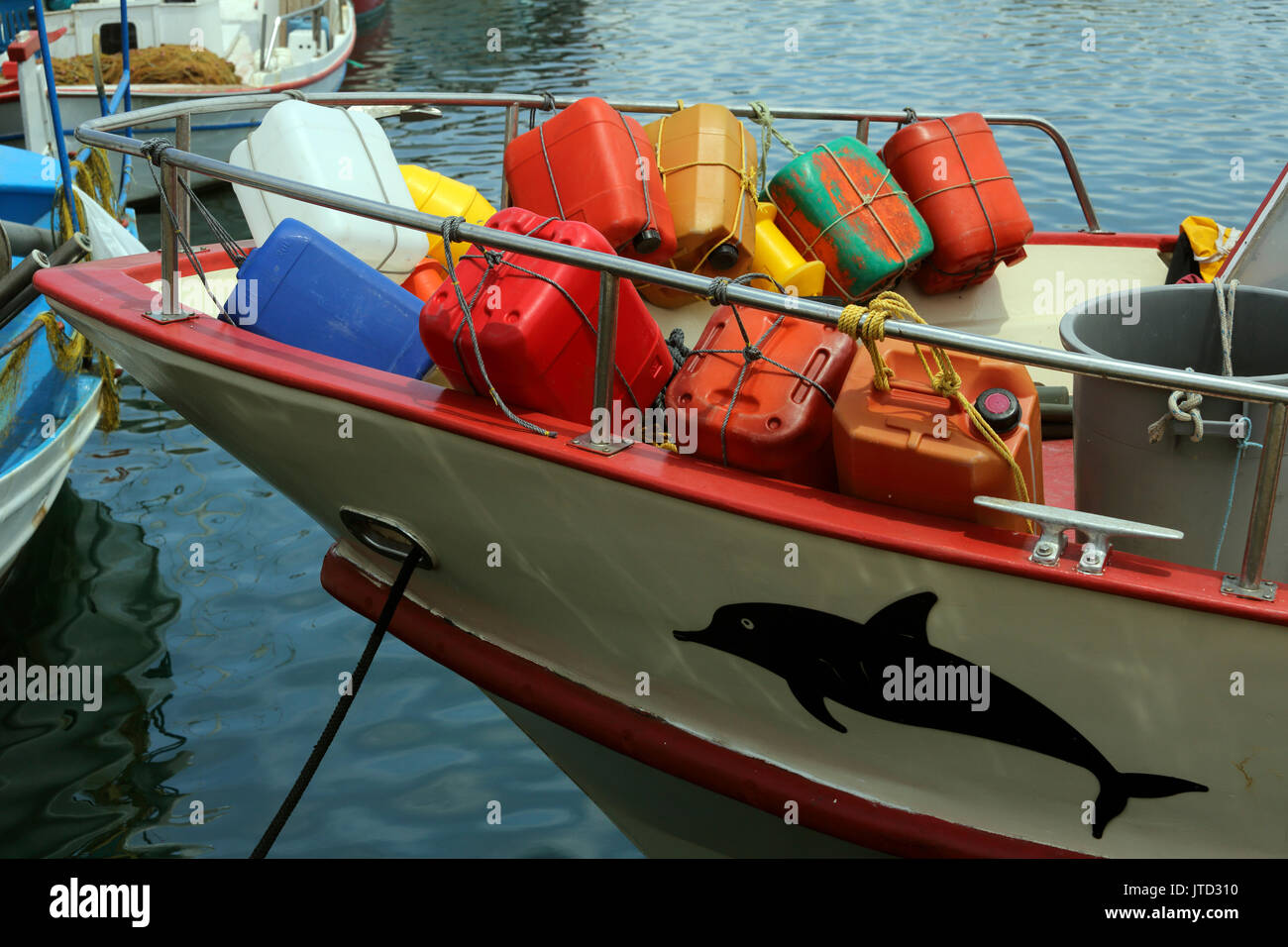 Port de Lavrio Grèce Attique Dolphin peintes sur le côté du bateau de pêche Banque D'Images