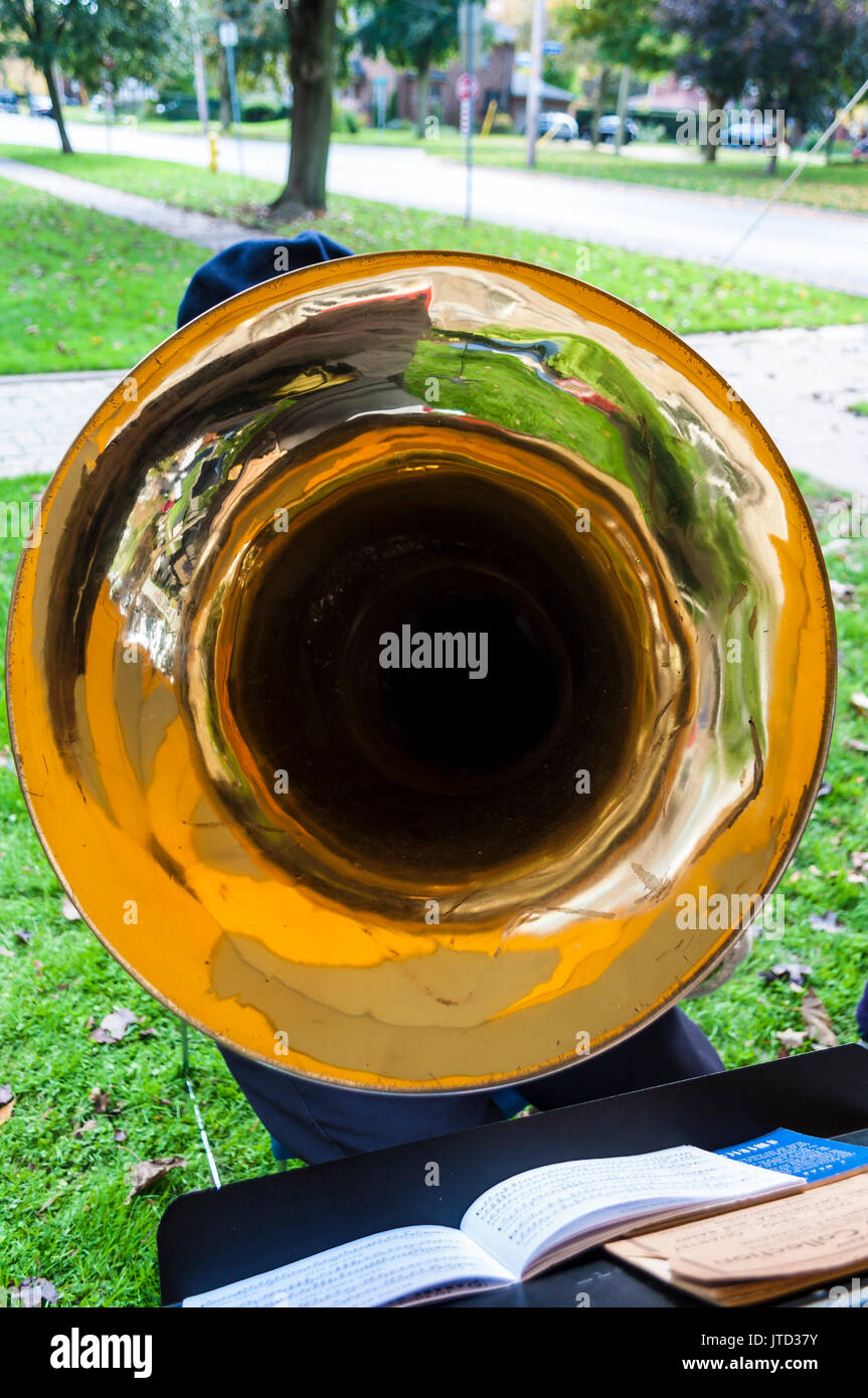 Un joueur de tuba presque se cache derrière son instrument, l'Ontario, Canada Banque D'Images