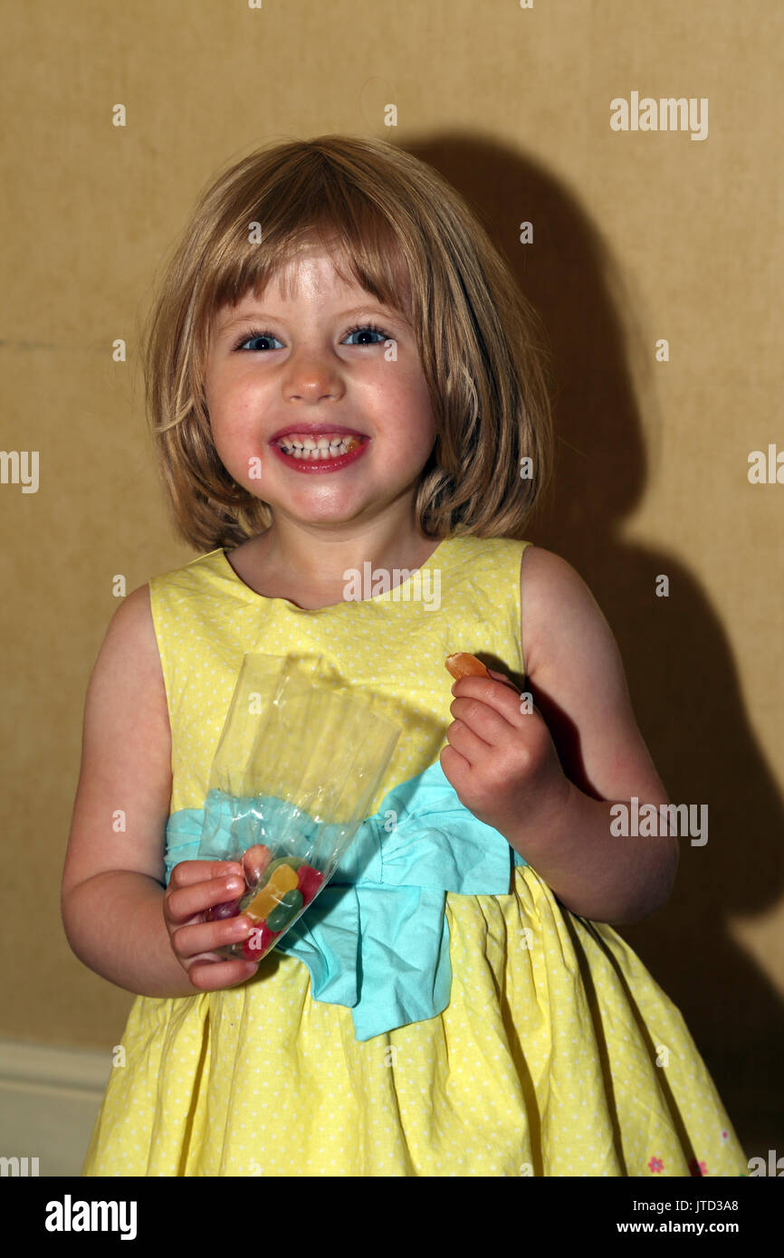 Young Girl eating jelly sweets Angleterre Banque D'Images