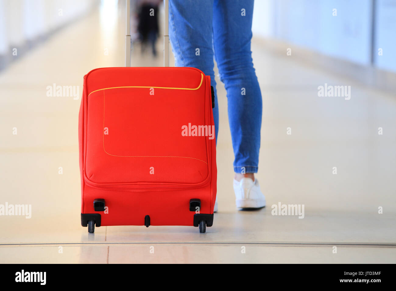 Billet d'arrière-plan. Red suitcase in airport close-up. Banque D'Images