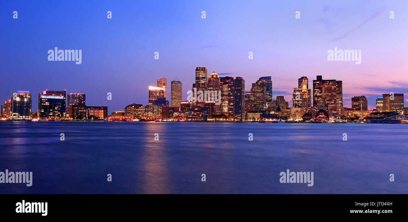 Boston skyline illuminé la nuit, USA Banque D'Images