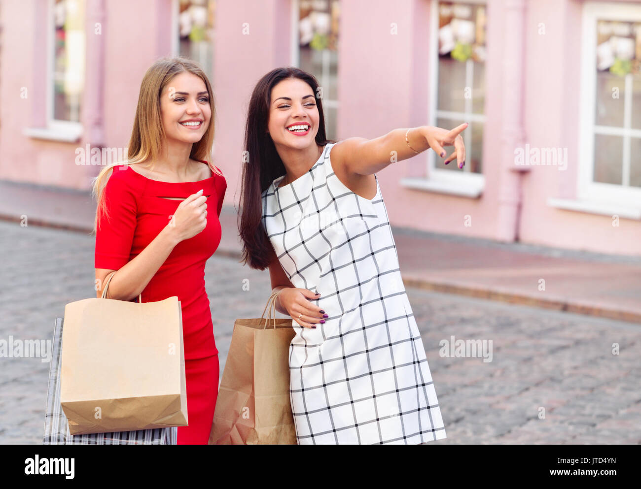 Heureux les jeunes femmes avec des sacs à main quelque part sur la vieille  ville historique. La vente, la consommation et les gens concept Photo Stock  - Alamy