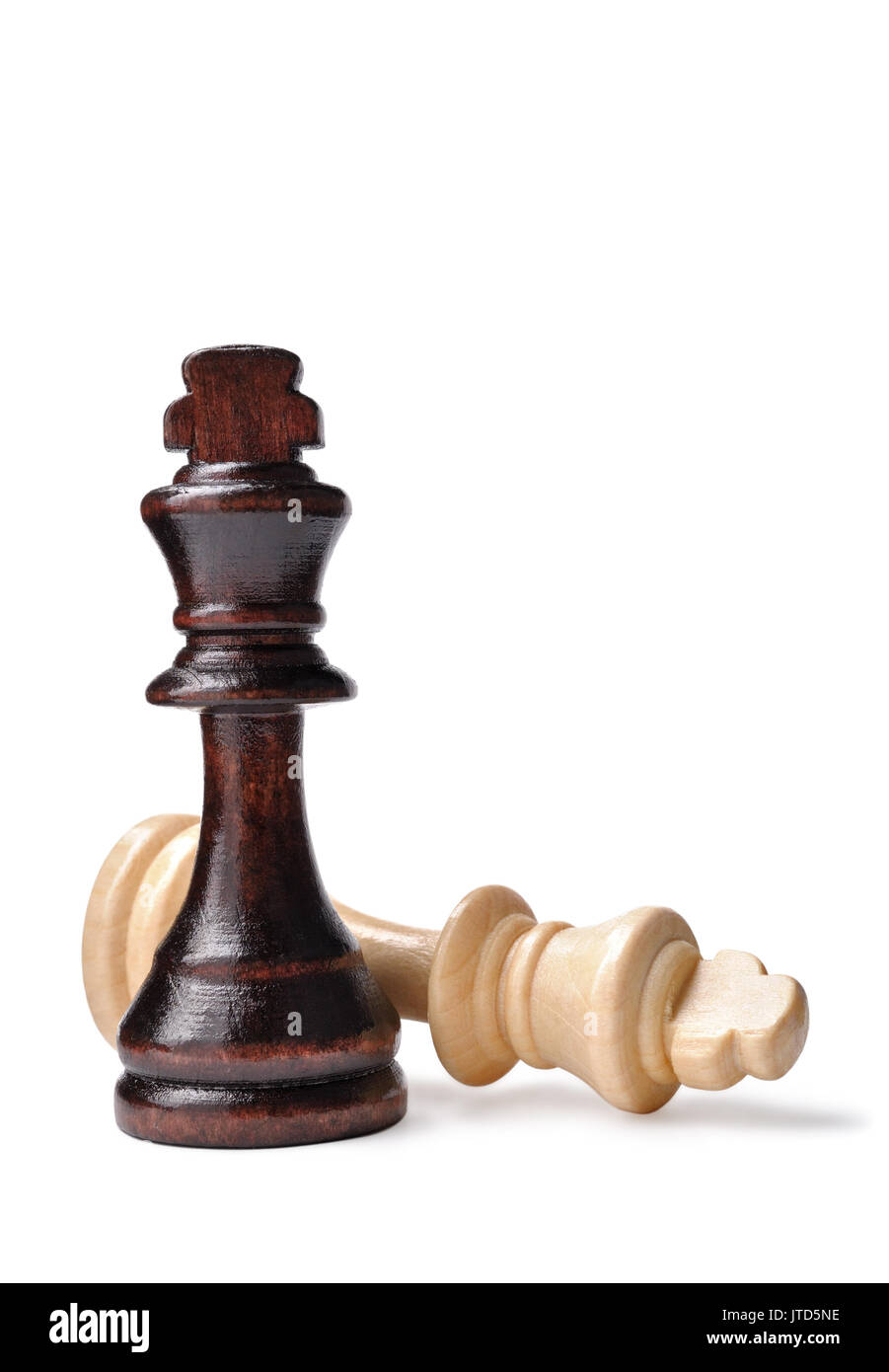 Deux pièces d'échecs en bois le roi, l'un sombre et une lumière, avec l'un couché sur le côté sur un fond blanc. Banque D'Images
