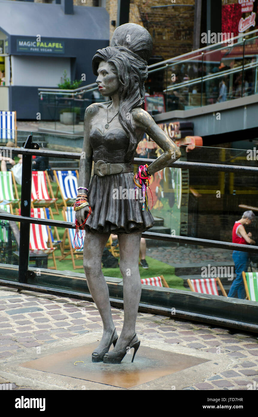 London, UK, 19/07/2017 Amy Winehouse statue en marché de Camden. Amy était un résident de Camden. Banque D'Images