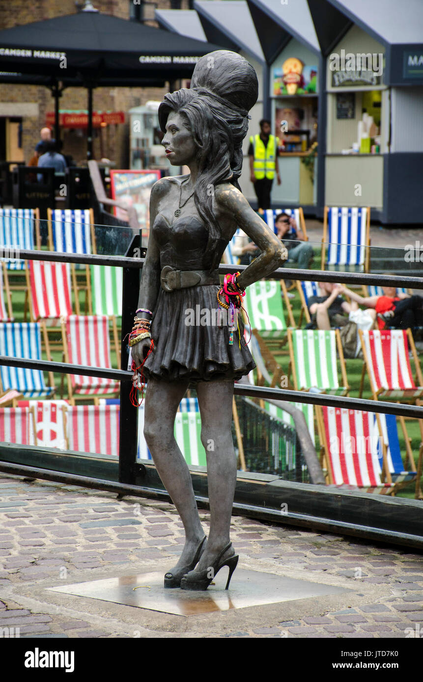 London, UK, 19/07/2017 Amy Winehouse statue en marché de Camden. Amy était un résident de Camden. Banque D'Images