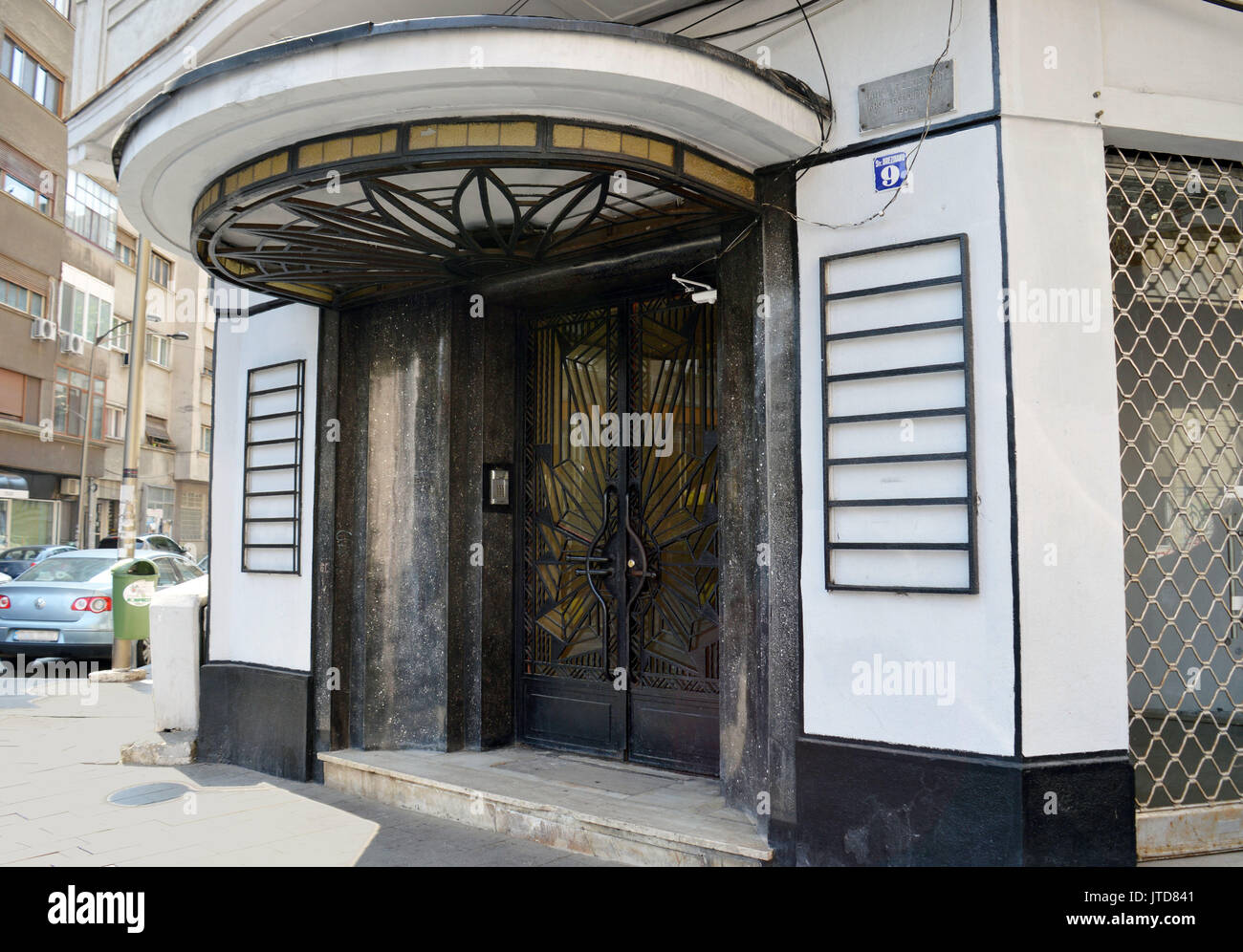 Bucarest, Roumanie - 9 août 2017 : une porte en ferronnerie art déco et véranda ornent un immeuble à Brezoianu Street conçu par Iancu Feldstein, Banque D'Images