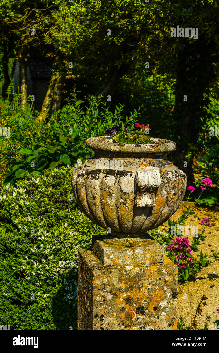 Pots de fleurs en béton dans le jardin sur un piédestal antique stylisé, un  lieu de repos, pratique, urbain cache-pot Photo Stock - Alamy