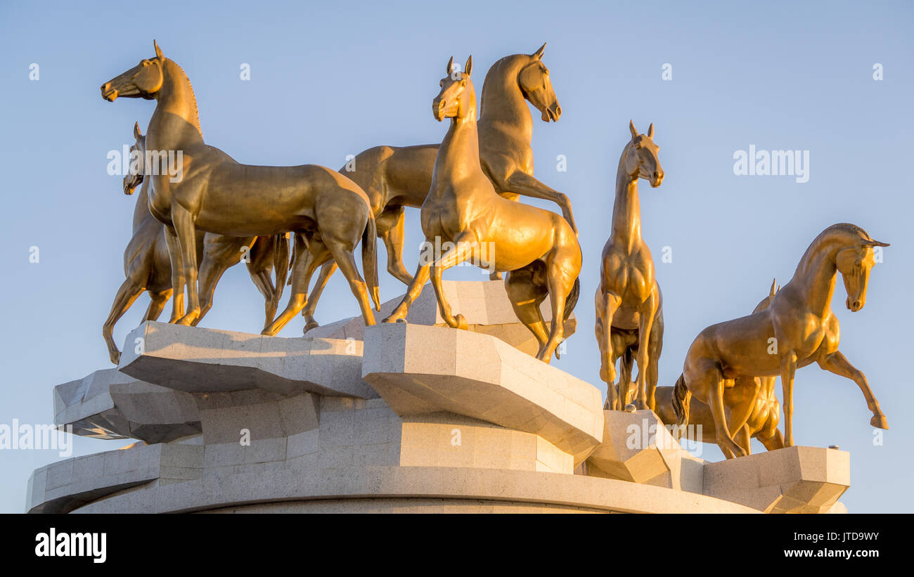 Un monument de l'Akhal-Teke chevaux à Achgabat, au Turkménistan. La race est un emblème national turkmène et se caractérise par un reflet métallique. Banque D'Images