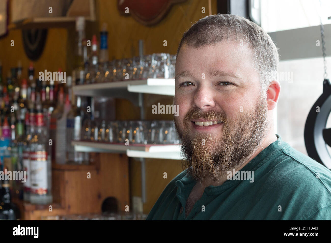 Wrangell, Alaska - usa - le 24 juillet 2017 : portrait de le barman de rayme's bar à l'avant st dans le centre-ville de Wrangell, Alaska. Banque D'Images