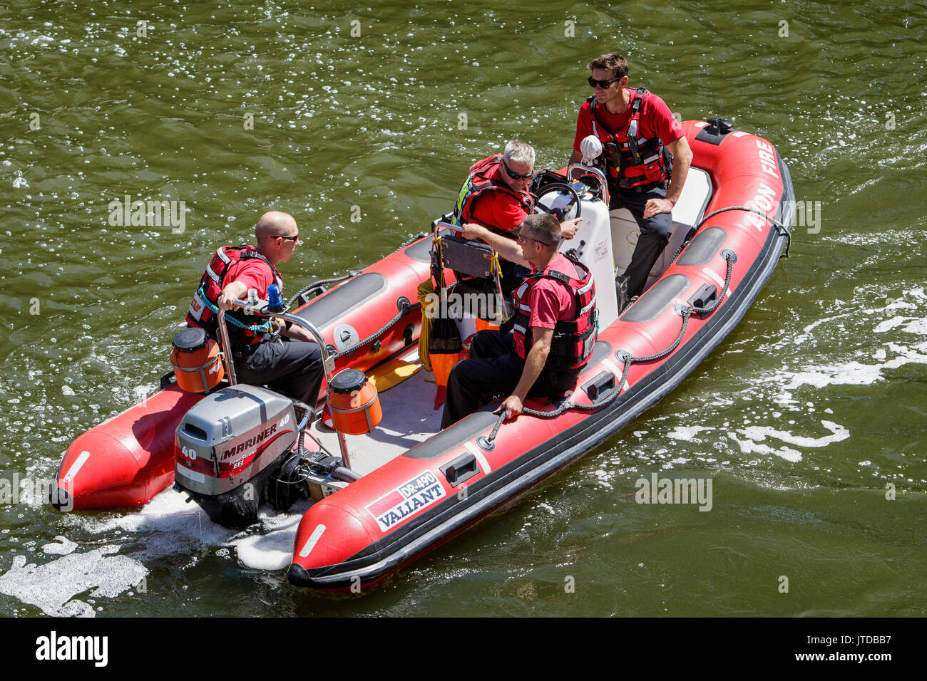 Les membres du Service d'incendie et de sauvetage Avon sont illustrés dans un bateau rapide de sauvetage dans la rivière Avon à Pulteney Weir à Bath Banque D'Images