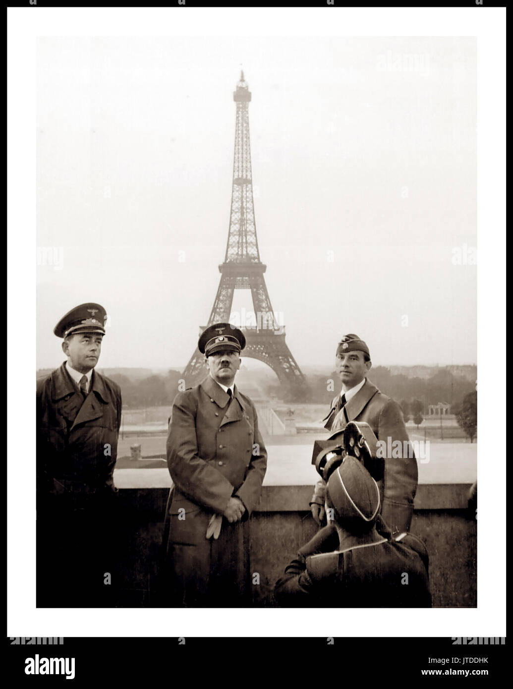ADOLF HITLER Adolf Hitler, la propagande de l'occupation de Paris qui pose pour la propagande nazie, images de film avec Albert Speer, à gauche, et le sculpteur Arno Breker, 23 juin 1940 à droite, avec l'Allemagne nazie après l'occupation de Paris France Banque D'Images