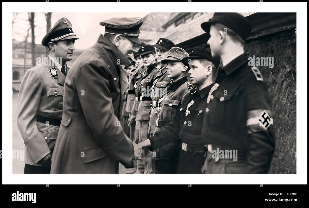 L'une des dernières apparitions publiques et de l'image d'Adolf Hitler et de réunion de l'attribution des médailles à très jeune force de combat actif chez les jeunes membres d'Hitler Avril 1945 WW2 Banque D'Images