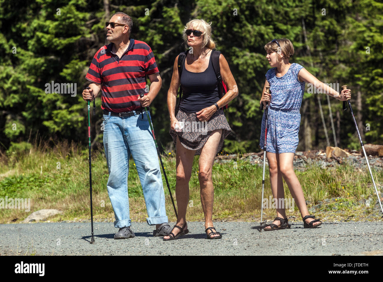 Parc national de Sumava, République tchèque, vieillissement actif seniors marche nordique, grands-parents avec une fille, République tchèque grands-parents actifs seniors tchèques Banque D'Images