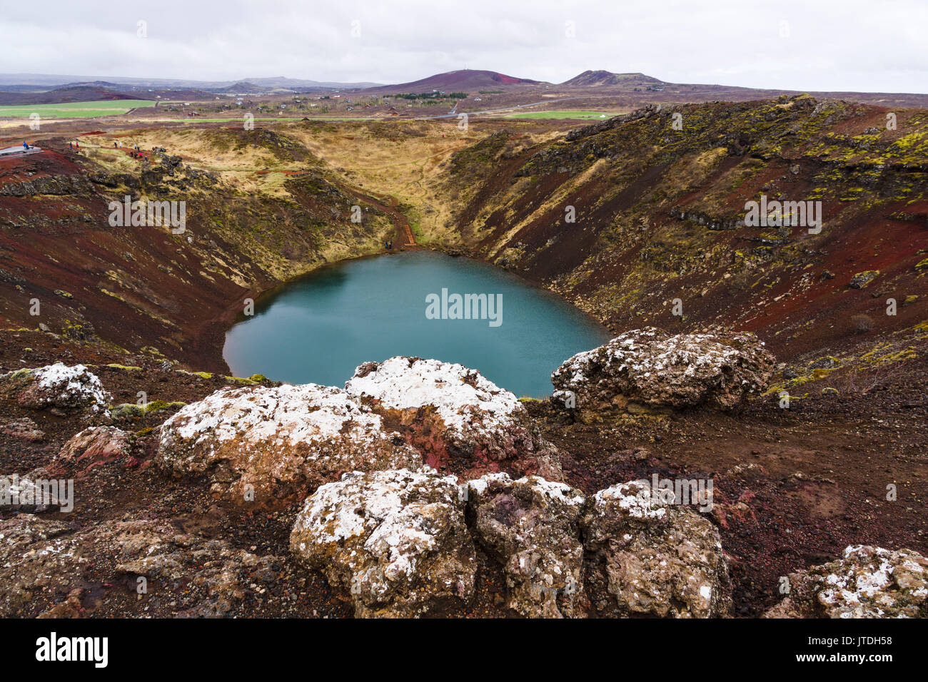 Kerið est un lac de cratère volcanique situé dans la région de Grímsnes dans le sud de l'Islande, sur la route touristique populaire connu comme le Cercle d'or. Banque D'Images