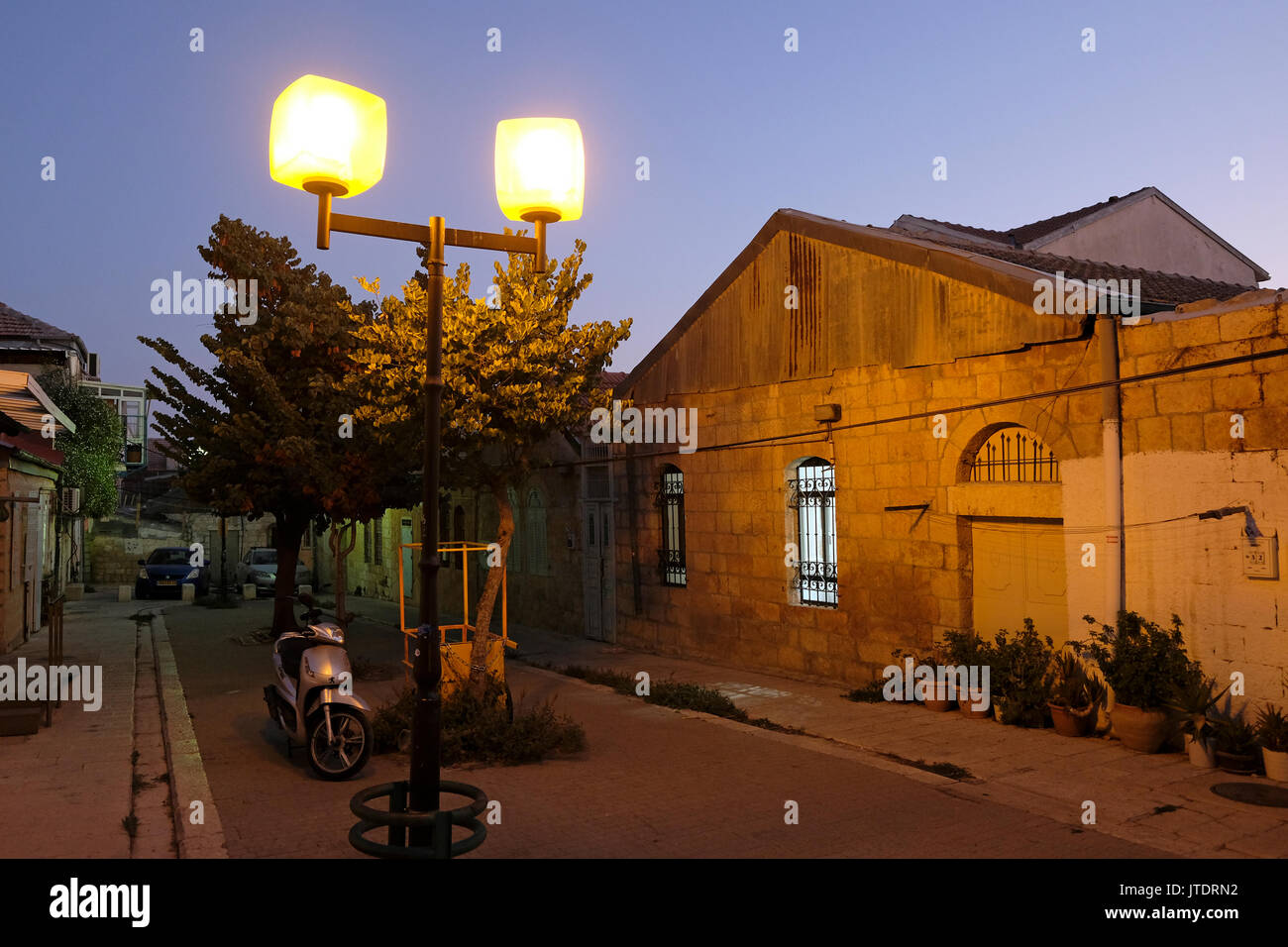 Une ruelle à Zikhron Tuvya, également orthographié Zichron Tuvia ancien quartier cour fondée en 1890 à Nachlaot ou Nahlaot un regroupement de 23 quartiers ancienne cour qui peuplaient la nouvelle ville après avoir quitté la ville fortifiée de Jérusalem à la fin du 19e siècle situé dans l'ouest de Jérusalem Israël Banque D'Images