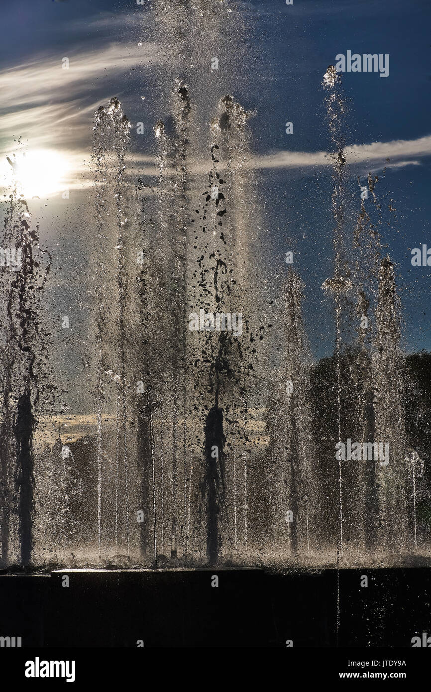 L'eau de la fontaine sont éclairés par le soleil.il y a des gouttes d'eau formant un motif magnifique.yaroslavlthe la Russie anneau d'or Banque D'Images
