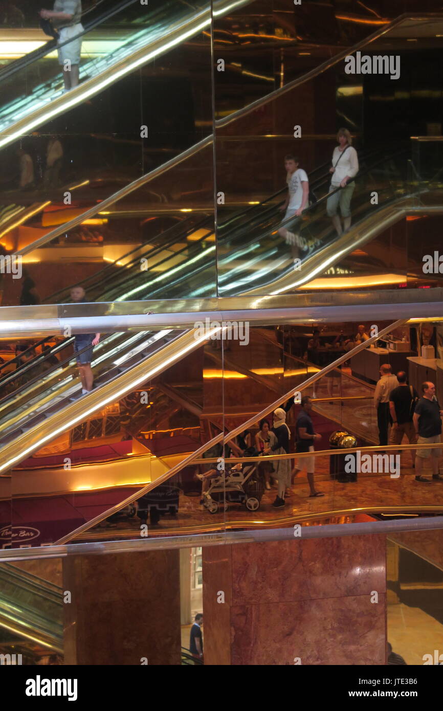 Vers le bas des escaliers mécaniques à l'intérieur de Trump Tower, New York City Banque D'Images