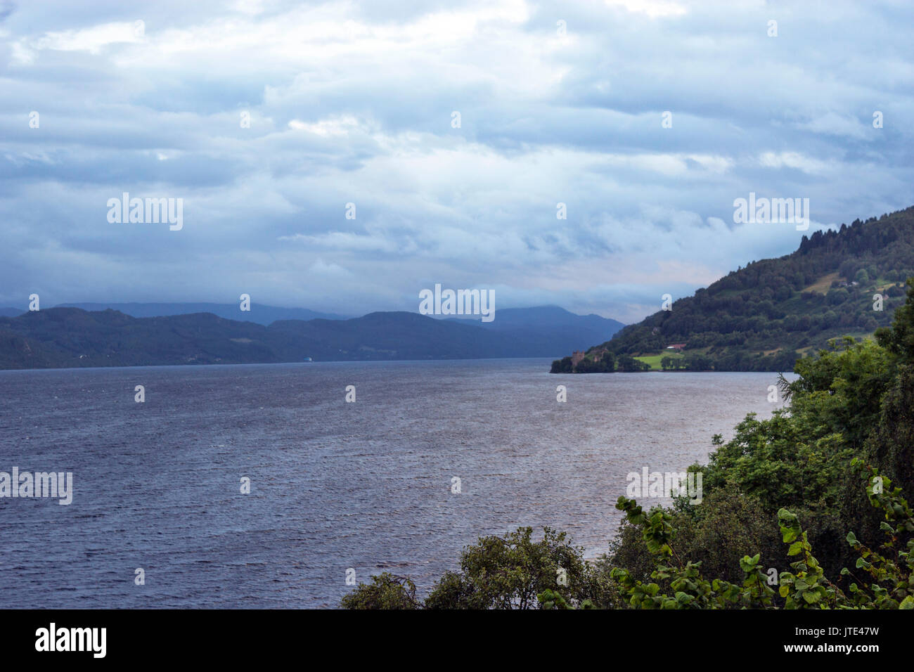 Ecosse, Highlands, paysage écossais, eaux claires, mer, Sommet de montagne, eaux bleues, arbres, campagne, nature, Loch Ness, spectaculaire Skyline Banque D'Images