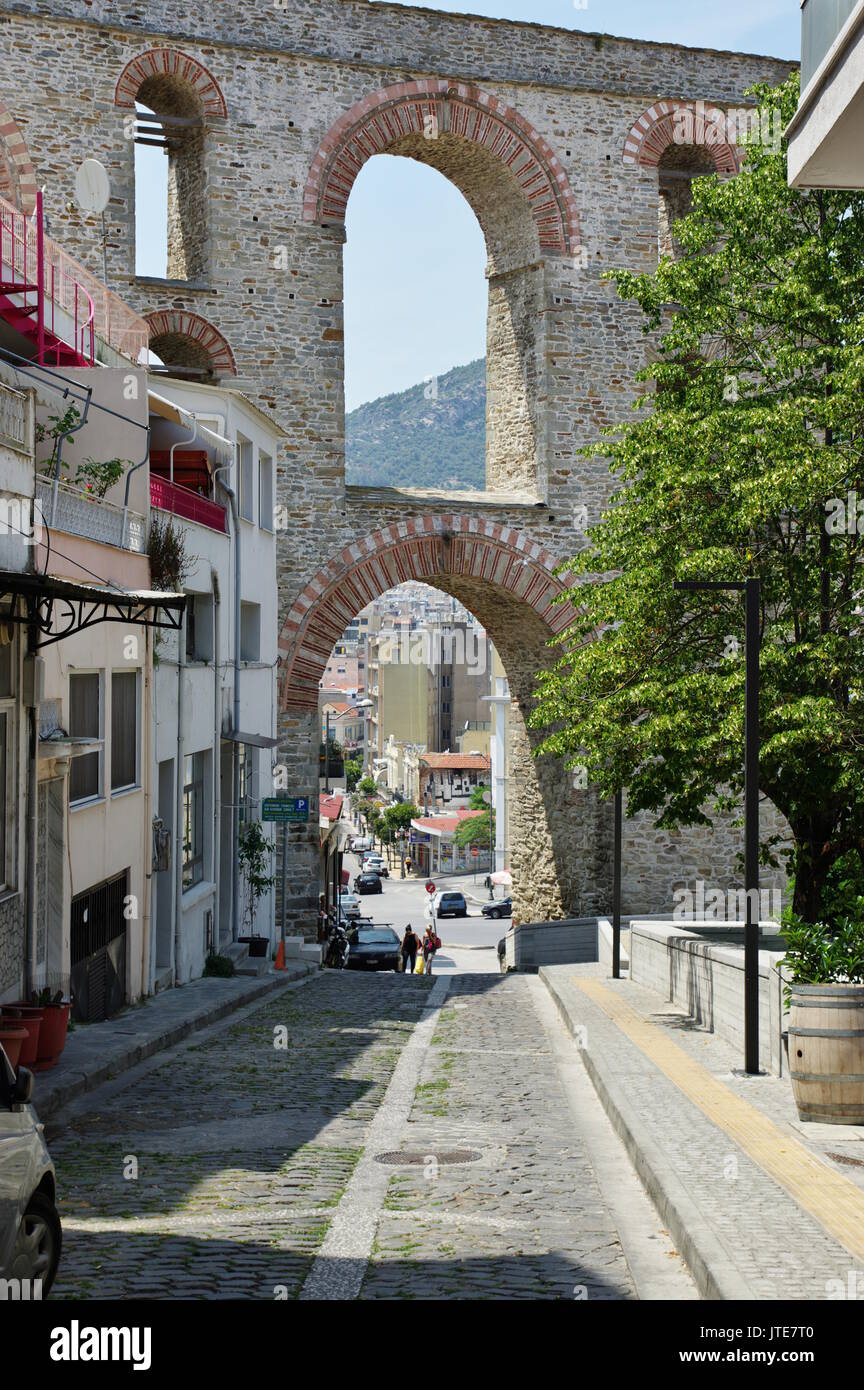 La ville de Kavala, dans le nord de la Grèce, la route menant à la citadelle byzantine. Dans l'arrière-plan un aqueduc romain du 16ème siècle. Banque D'Images