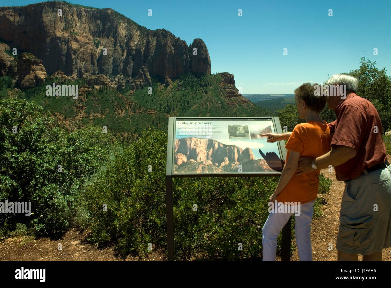 Couples de personnes âgées de race blanche (60 à 70 ans) lisant un tableau d'information à Kolob Canyons au parc national de Zion Springdale, Utah, États-Unis. Banque D'Images