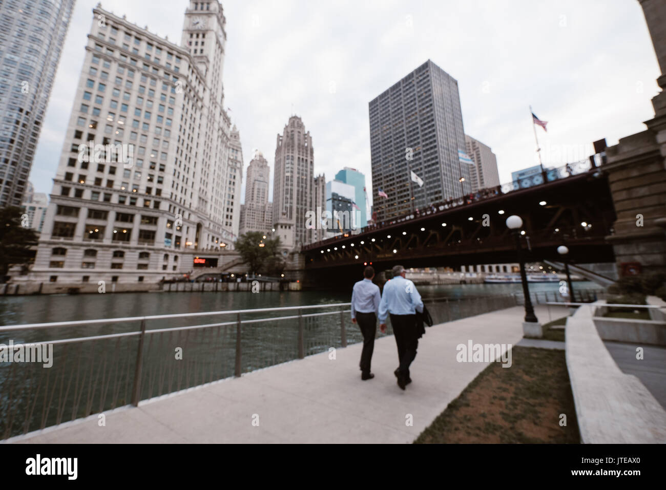 Les hommes d'affaires en marchant le long du Riverwalk à Chicago Banque D'Images