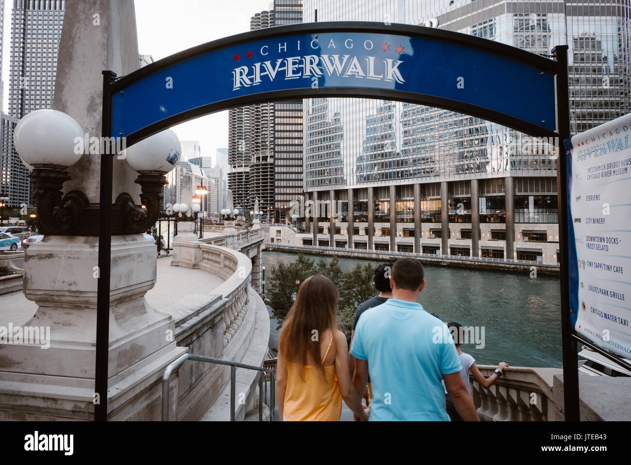 Les gens à pied de la rivière de Chicago Banque D'Images