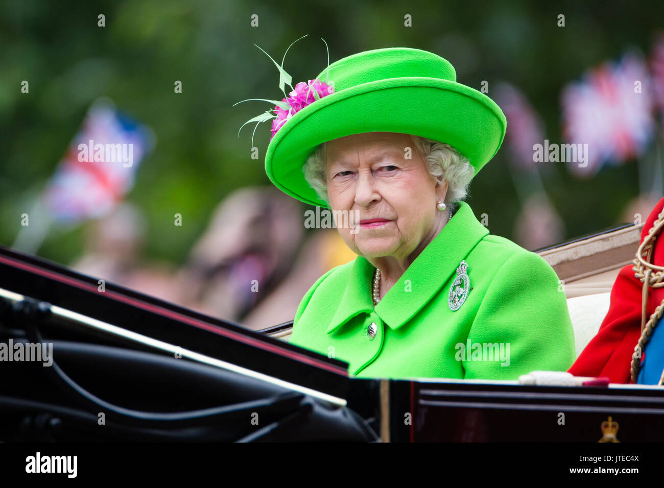 Sa Majesté la Reine Elizabeth II, porte un manteau vert néon Parvin Stewart pour son 90e anniversaire officiel,Défilé parade la couleur 2016 Banque D'Images