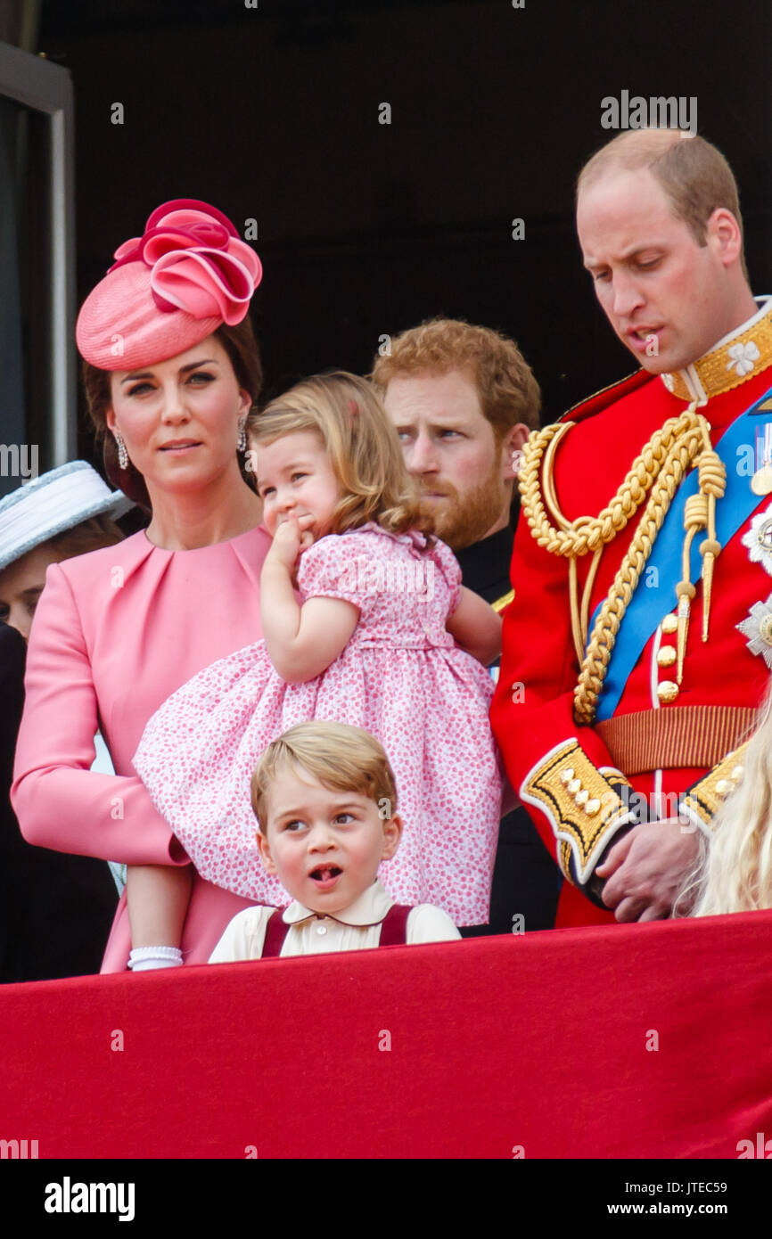 La famille royale britannique apparaissent sur le balcon de Buckingham Palace, Londres pour le traditionnel survol, à la suite de la Parade du cérémonie Couleur Banque D'Images