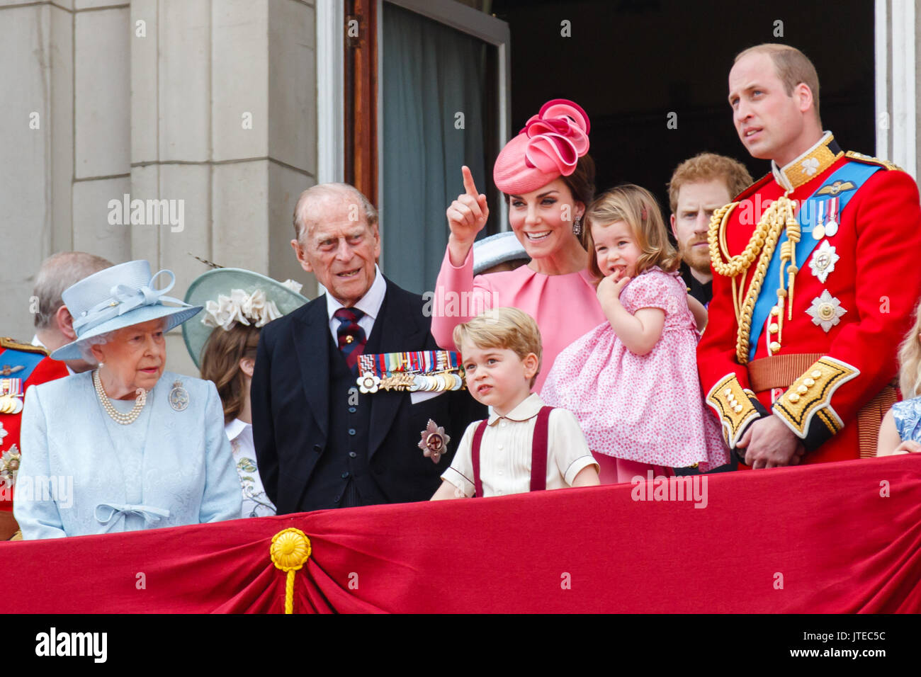 La famille royale britannique apparaissent sur le balcon de Buckingham Palace, Londres pour le traditionnel survol, à la suite de la Parade du cérémonie Couleur Banque D'Images