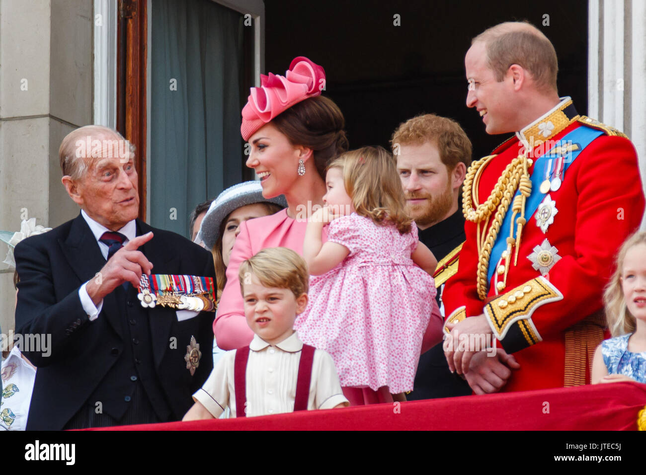 La famille royale britannique apparaissent sur le balcon de Buckingham Palace, Londres pour le traditionnel survol, à la suite de la Parade du cérémonie Couleur Banque D'Images