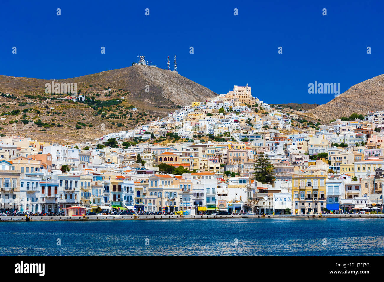 Ermoupolis à Syros Island avec Saint Georgio église et maisons traditionnelles contre un ciel bleu, Grèce Banque D'Images