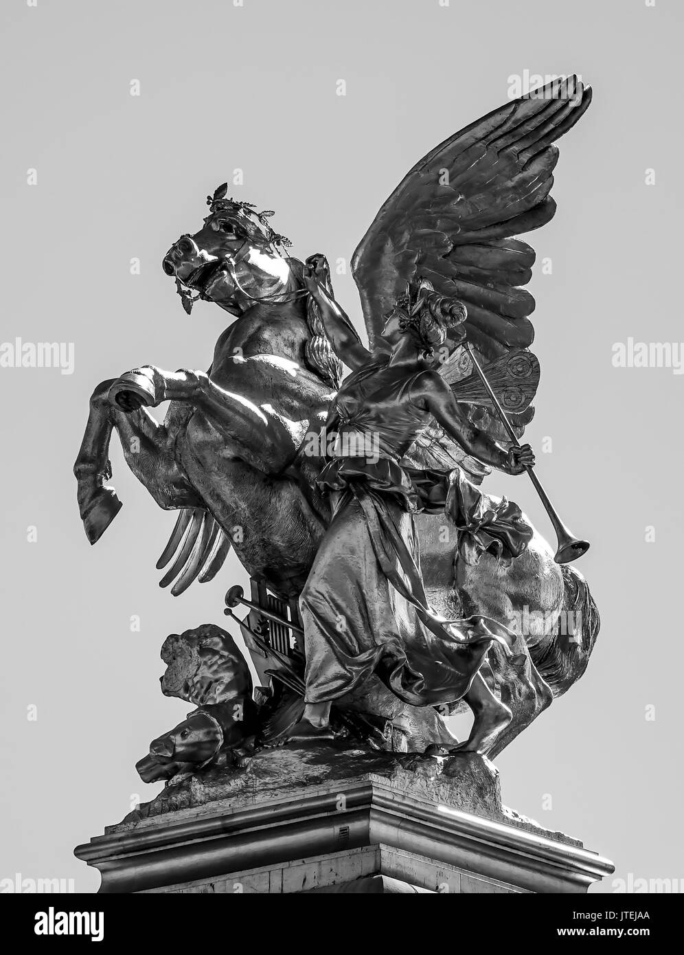 Les statues en or sur le pont Alexandre III à Paris Banque D'Images